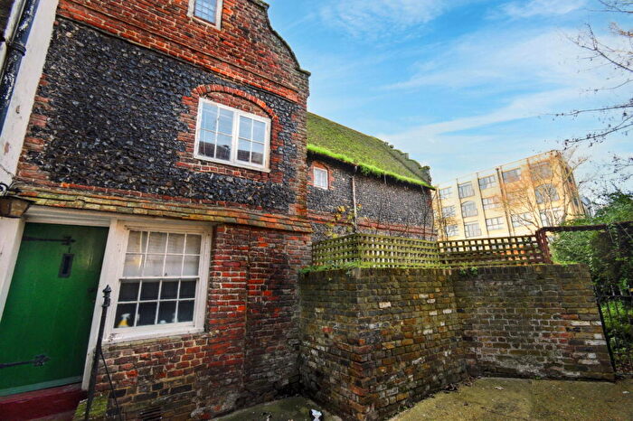 2 Bedroom Flat For Sale In Queens Court, Ramsgate, CT11