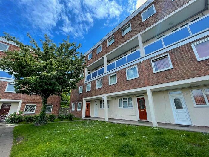 3 Bedroom Flat To Rent In Old Orchard, Poole, BH15