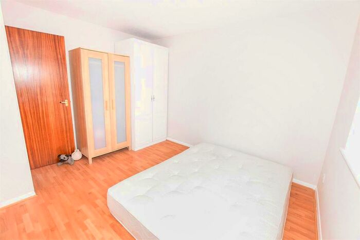1 Bedroom Flat To Rent In University Road, Colliers Wood, SW19