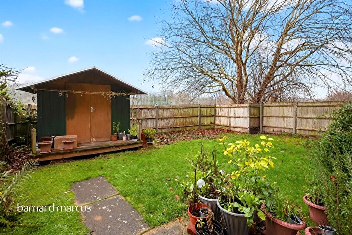 2 Bedroom Flat For Sale In Osier Crescent, London, N10