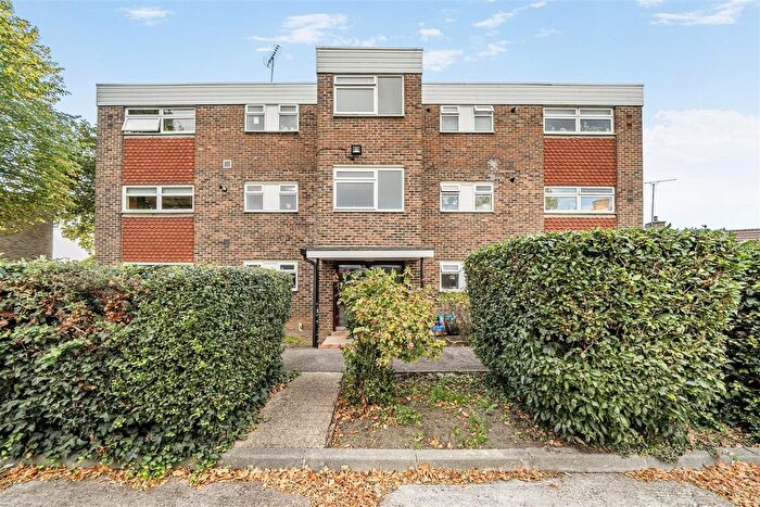 2 Bedroom Flat To Rent In Glena Mount, Sutton, SM1