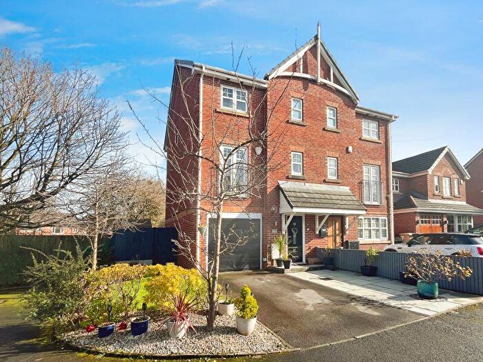 4 Bedroom Semi-Detached House For Sale In Fearney Side, Little Lever, BL3