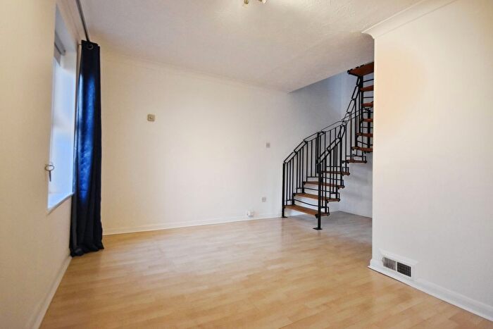1 Bedroom End Of Terrace House To Rent In Manor Vale, Brentford, TW8