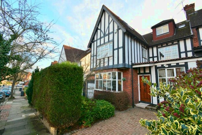 7 Bedroom Semi-Detached House To Rent In North Crescent, London, N3