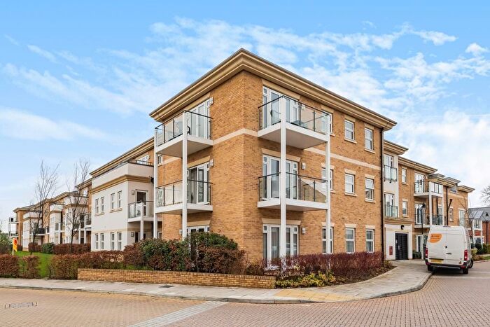 2 Bedroom Flat For Sale In Hazelwood House, Lower Sunbury, TW16