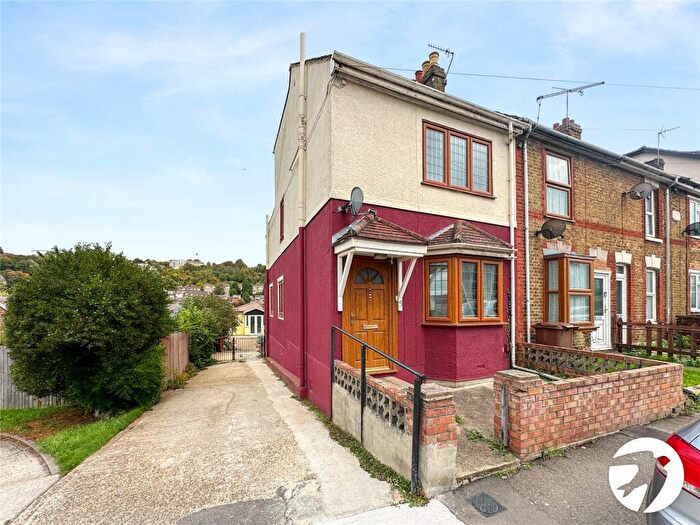 4 Bedroom End Of Terrace House For Sale In Capstone Road, Chatham, Kent, ME5