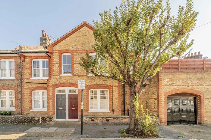 2 Bedroom Flat To Rent In Stanley Grove, London, SW8