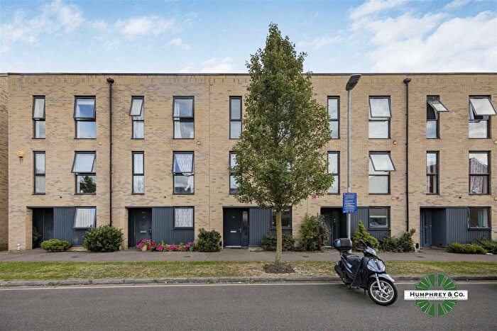 5 Bedroom Town House To Rent In Ager Avenue, Dagenham, RM8