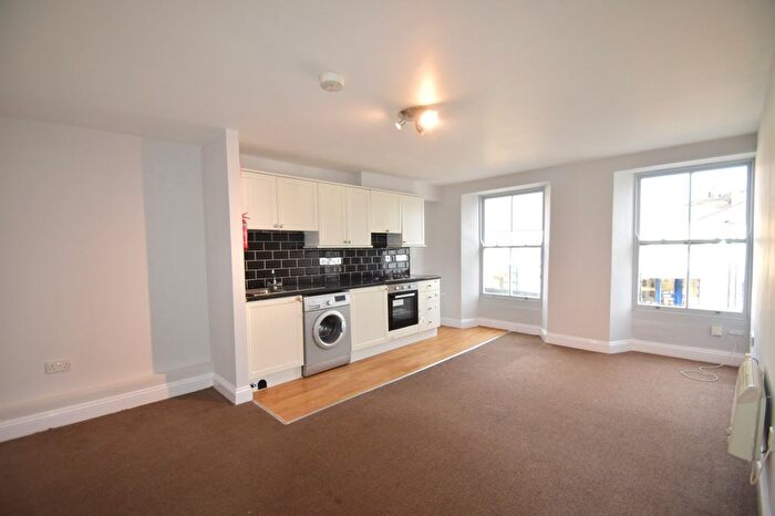 2 Bedroom Flat To Rent In High Street, Fareham, Hampshire, PO16