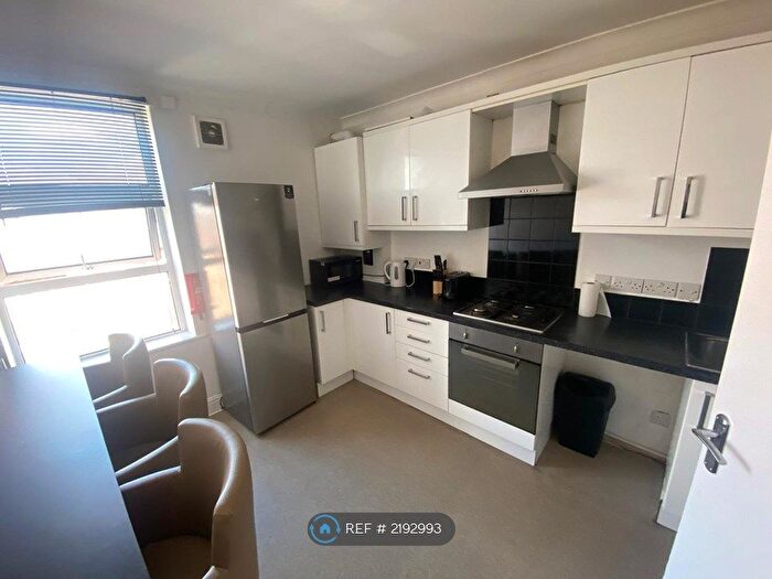 2 Bedroom Flat To Rent In York Mews, Ilford, IG1