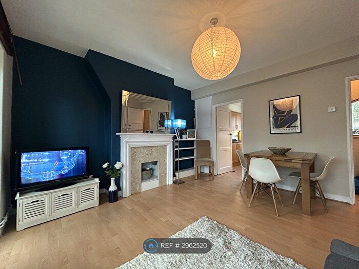 3 Bedroom Flat To Rent In Selby House, London, SW4