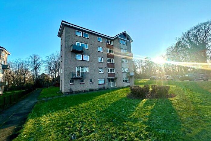 3 Bedroom Flat To Rent In Kelvin Gardens, Hamilton, ML3