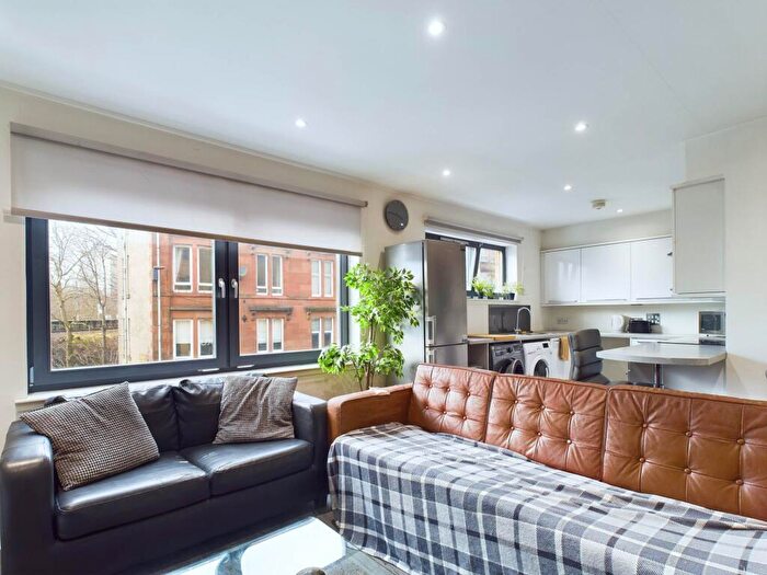 2 Bedroom Flat To Rent In White Cart Court, Shawlands, G43