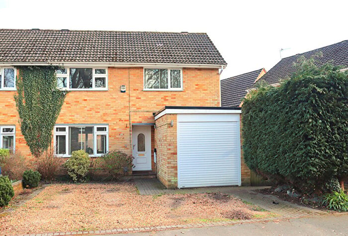 4 Bedroom Semi Detached House For Sale In Lakeside Gardens, Farnborough, GU14