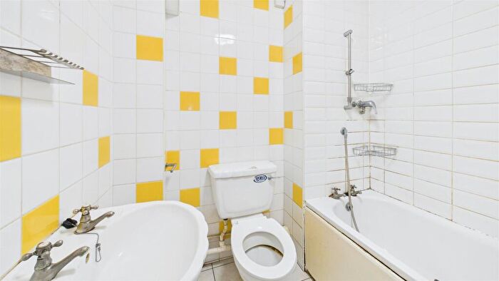 2 Bedroom Flat For Sale In Addison Road, Enfield, EN3