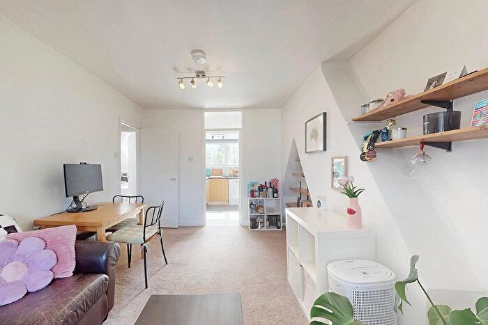 2 Bedroom Flat To Rent In Finsbury Park Road, London, N4