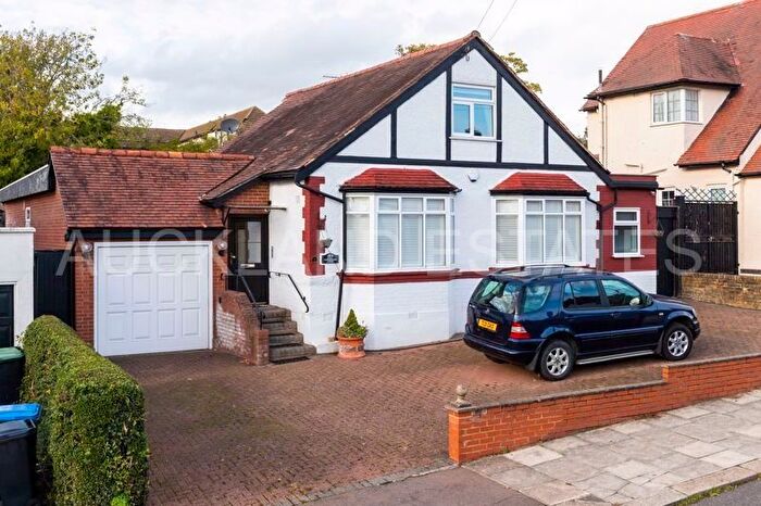 4 Bedroom Detached Bungalow For Sale In Oak Avenue, Enfield, EN2