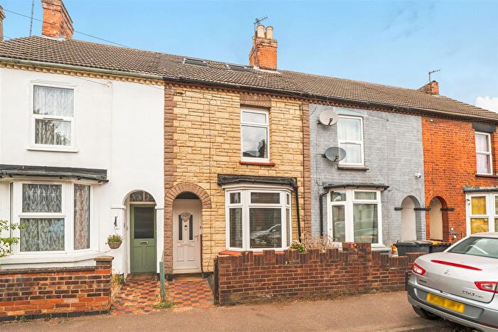 3 Bedroom Terraced House For Sale In Fenlake Road, Bedford, MK42