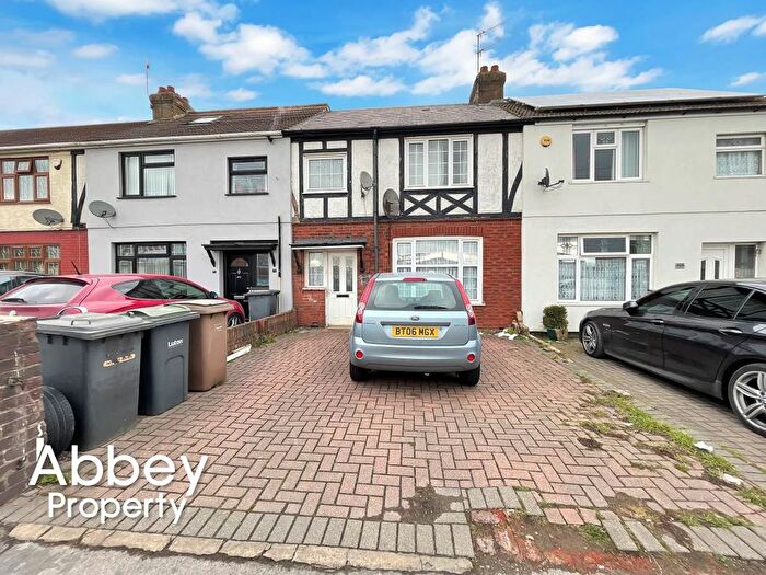 3 Bedroom Terraced House For Sale In Leagrave Road, Luton, LU3