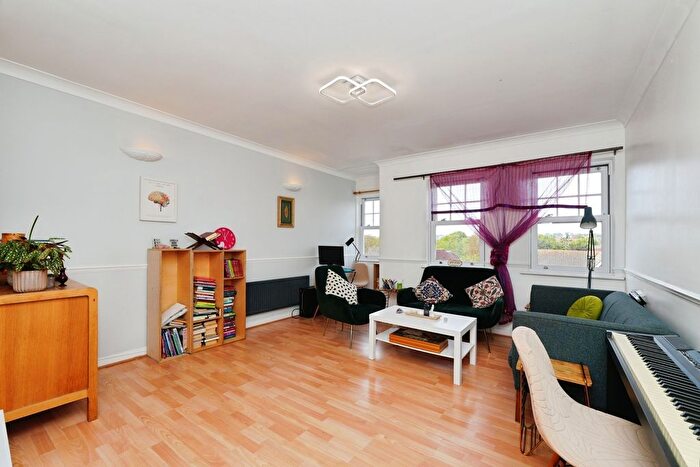 2 Bedroom Flat For Sale In Bromley Road, London, SE6