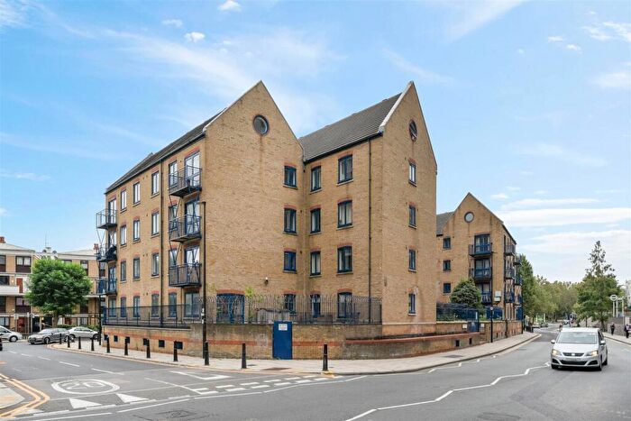 2 Bedroom Flat To Rent In Peninsula Court, Canary Wharf, E14