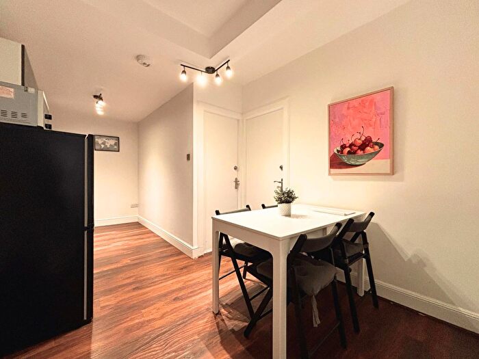3 Bedroom Flat To Rent In Drummond Street, Edinburgh, EH8