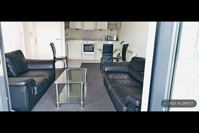 2 Bedroom Flat To Rent In Castlebank Place, Glasgow, G11