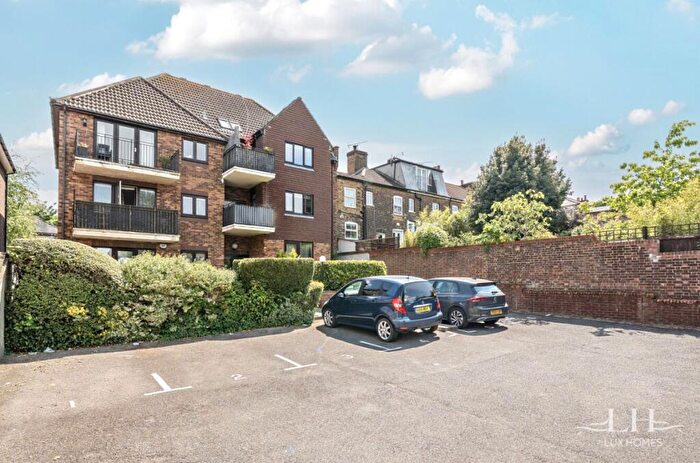 2 Bedroom Flat For Sale In Barton Court, Warley, CM14