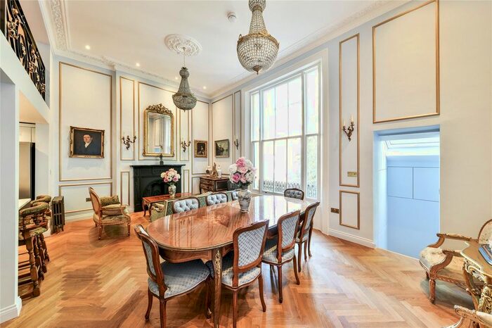 3 Bedroom Flat To Rent In West Cromwell Road, Earls Court, London, SW5