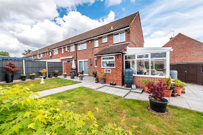 3 Bedroom End Of Terrace House For Sale In Scott Road, Gravesend, Kent, DA12