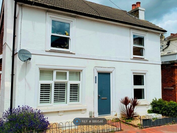 2 Bedroom Flat To Rent In Culverden Down, Tunbridge Wells, TN4