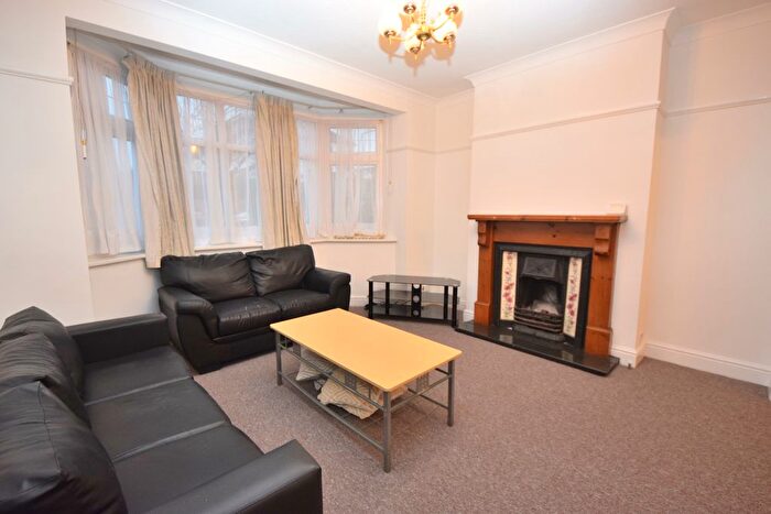 3 Bedroom Semi-Detached House To Rent In Wanstead Lane, Ilford, IG1