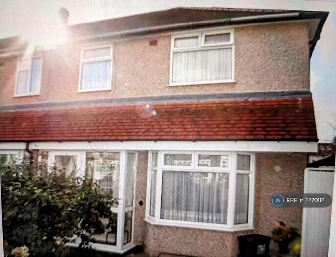 4 Bedroom End Of Terrace House To Rent In Cypress Grove, Ilford, IG6