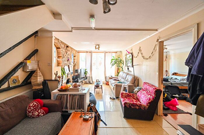 5 Bedroom Flat To Rent In Malmesbury Road, Bow, London, E3
