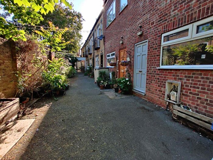 1 Bedroom Mews To Rent In Turnpike Lane, London, N8