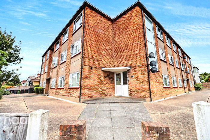 1 Bedroom Flat For Sale In Marina Avenue, Rayleigh, SS6
