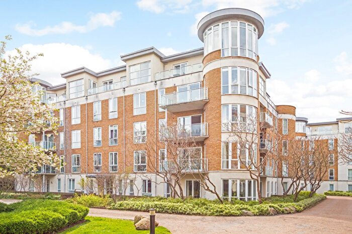 1 Bedroom Flat For Sale In Melliss Avenue, Richmond, TW9