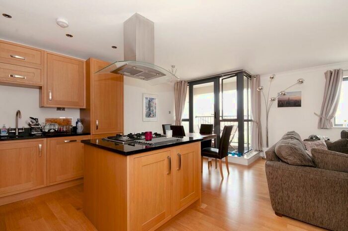 2 Bedroom Flat To Rent In Manor Gardens, Islington, N7