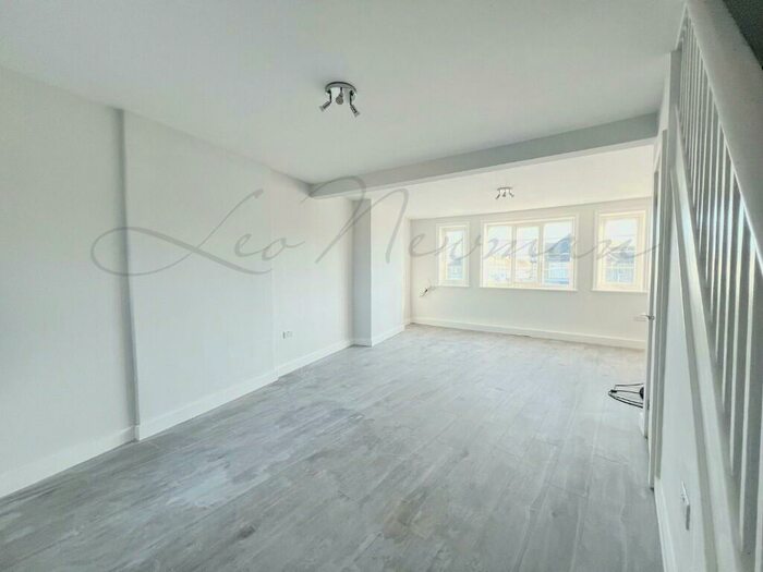 3 Bedroom Triplex To Rent In Bellegrove Road, Welling, Kent, DA16