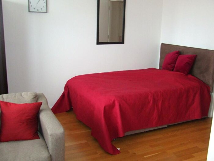 Flat To Rent In Crown Point Road, Leeds, Uk, LS9