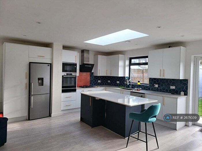 3 Bedroom Bungalow To Rent In Wynford Road, Bournemouth, BH9