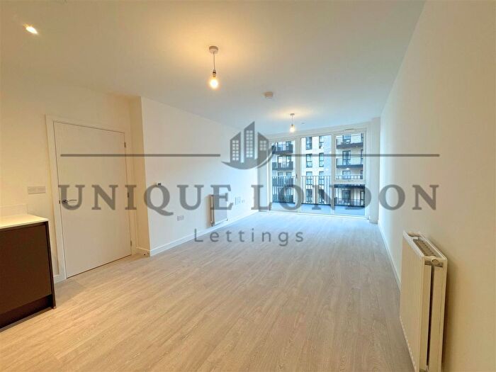 2 Bedroom Flat To Rent In Robusta Court, Farine Avenue, Hayes, UB3