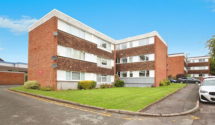 2 Bedroom Flat For Sale In Remburn Gardens, Warwick, CV34