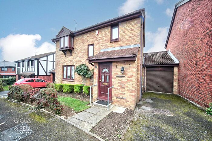 3 Bedroom Link Detached House For Sale In Redmire Close, Luton, Bedfordshire, LU4