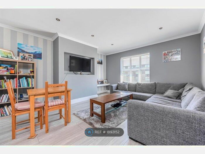 2 Bedroom Flat To Rent In Eastgate, Banstead, SM7