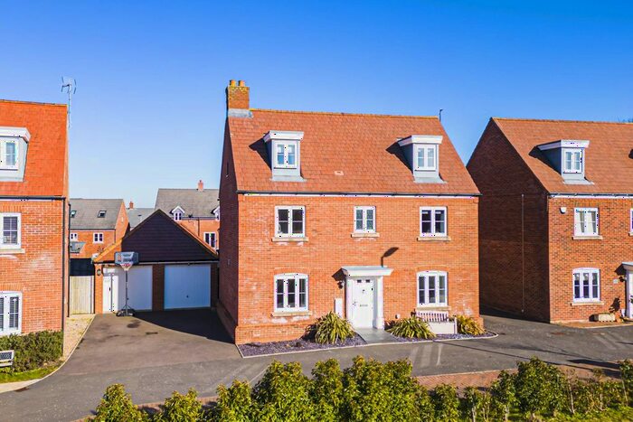 5 Bedroom Detached House To Rent In Dunnock Close, Apsley, HP3