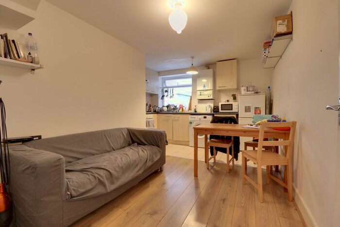 3 Bedroom Flat To Rent In Amersham Road, London, SE14