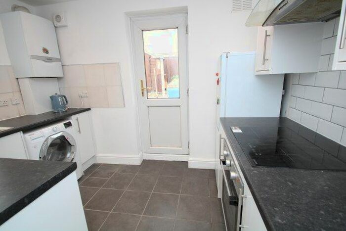 2 Bedroom Flat To Rent In Swallowdale, South Croydon, CR2