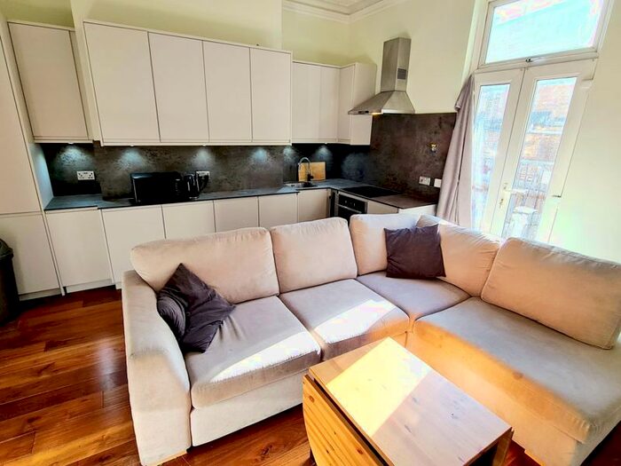 2 Bedroom Flat To Rent In Merton Road, London, SW19