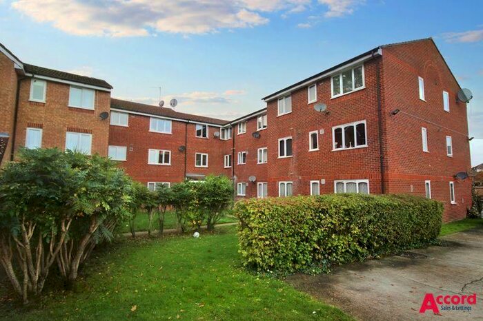 2 Bedroom Flat To Rent In Latimer Drive, Hornchurch, RM12
